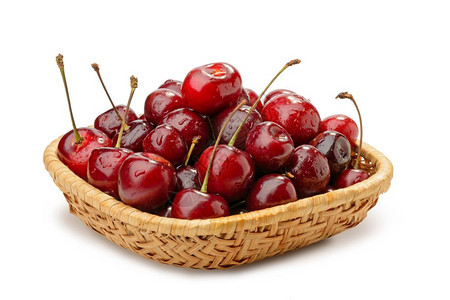 滴有机的维他命堆成红色新鲜和天然樱桃在一篮子中图片