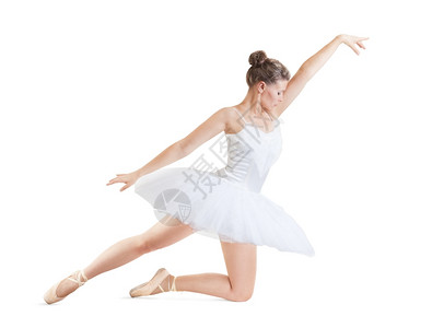 剧院白色背景的古典芭蕾舞裙中的美丽芭蕾舞女行动肖像图片