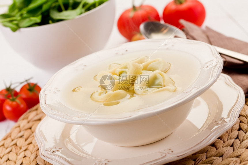 罗马涅美味的玉米面意大利和白桌上蔬菜加汤子一顿饭图片