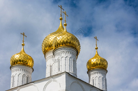 文化阿纳斯塔西娅英石在俄罗斯科托马市白云背景下圣阿纳斯塔西亚的白色伊比凡尼修道院的金圆顶图片