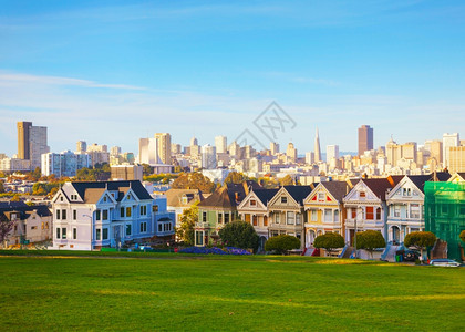正方形从阿拉莫广场公园看到旧金山市风景与绘画的女士们爬坡道住宅图片