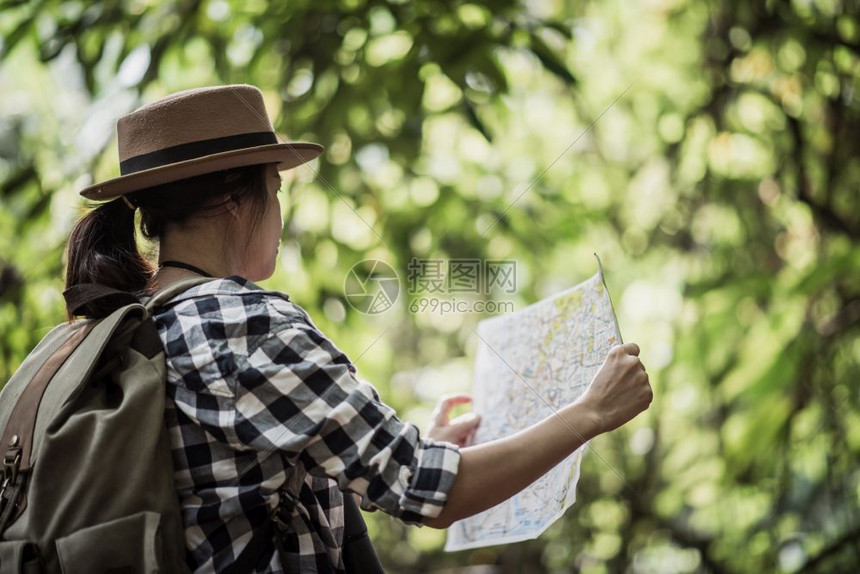 远足带着朋友背包一起徒步旅行看在路边照相摄影机和快乐地看喜悦的青年妇女在假期概念旅行上放松时间山经过图片