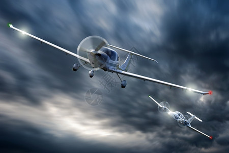 两架小飞机在狗打中天上追逐对方求云化图片