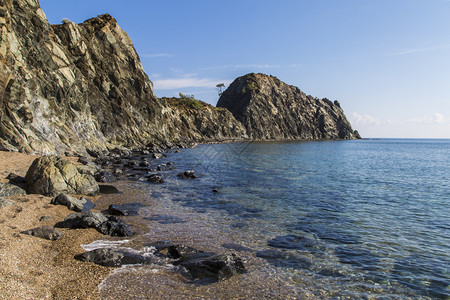 旅行地中海的一个岩石滩地中支撑岸线图片