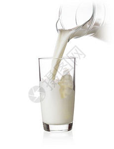 白色背景中隔离的罐子里牛奶填充玻璃罐子里的牛奶填充玻璃湿的乳糖生图片