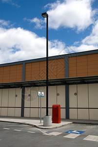 购物中心外的公交车站邮箱和残疾人停车位郊区的墙盒子图片