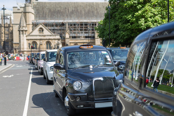 伦敦路的黑人出租车英格兰伦敦路的黑人出租车旅行汽司机图片
