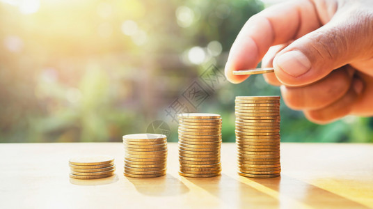 以阳光概念融资和将硬币放在桌面上并用阳光概念融资和贷款钱薪水图片