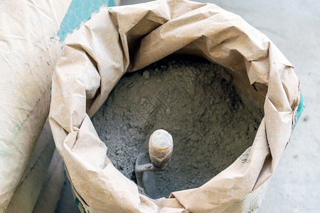 构造函数纸袋中紧贴的土粉和水泥航运石膏图片