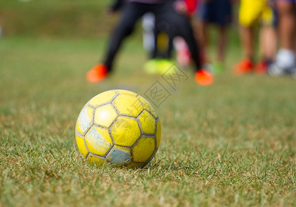 游戏室内的行动足球在草地上和训练儿童图片