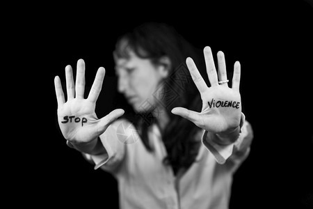 害怕停止对女暴力行为妇女用口闭手贴说要停止暴力受伤脸图片