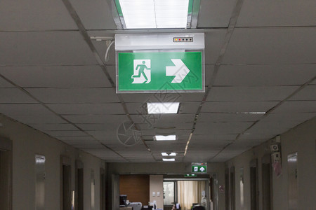 逃脱白色的医院最高天花板上的紧急出口讯号信封背景图片
