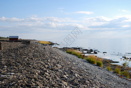 天空石质鹅卵波罗的海西德岛奥兰沿风景与平静水面图片