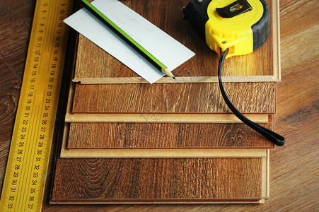 木质背景上的层压地板和工具木质背景上的层压地板和工具木制的内部控板图片