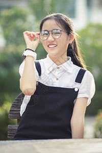 眼睛快乐的亚裔青少年戴眼镜欢笑快乐的情绪时尚更年轻图片
