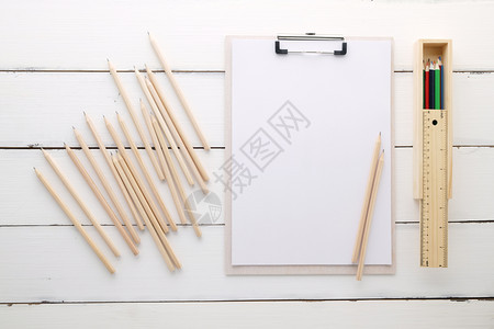 白色剪贴板上面有空白纸笔标尺和木盒写在白背景模板型卡片信息笔记图片