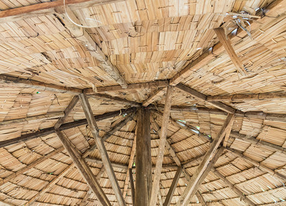 结构体棕色的老在泰国农村茅屋内在塔克顶小内图片