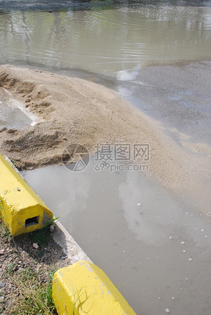 警告黄色的装有碎石材料淹水道路建筑工地业的图片