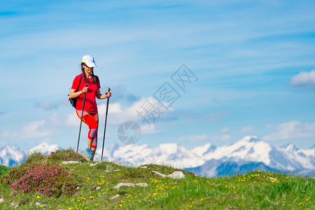 在山地高背景的阿尔卑斯山上行走时一位妇女放松下来弛旅行谷图片