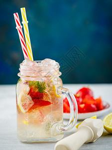 冰酸橙水果梅森罐装薄荷和柠檬的草莓水图片