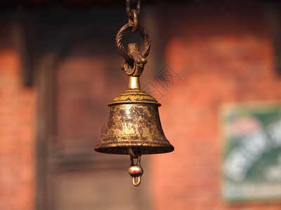 尼泊尔寺庙的铜铃闪亮神社金属图片