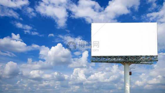 海报展示在天空背景上孤立的广告牌用于显示产品外观的广告牌空白图片