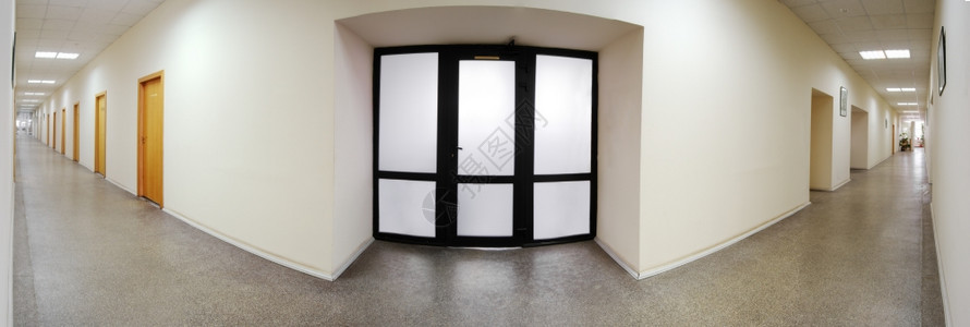 复制空间曲线办公大楼走廊封闭玻璃门的全景一商业图片