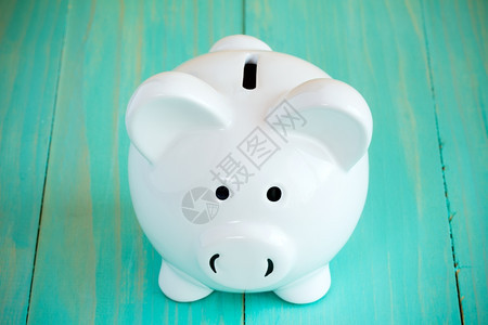 银行业陶瓷制品债务蓝木形背景的白猪银行图片