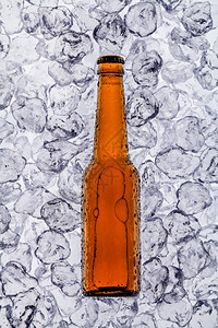 饮料酒吧贮藏啤冰上加块上的在水平碎裂图片