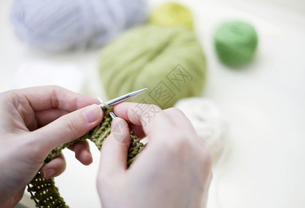 近女手在家中编织活动时尚手工制作的图片