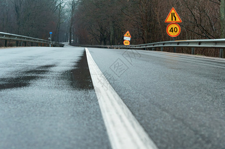高速公路天空打标湿沥青公路上的固白色标记道路上的实白色标记湿沥青背景图片