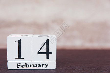 在木桌背景和复制空间的木质表格背景上带有14thWooden白色块日历的february14th立方体木头卡片图片