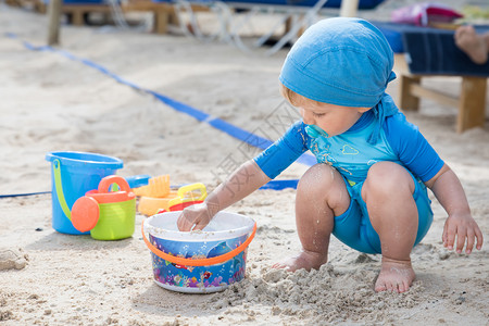 在沙滩玩耍的婴儿图片