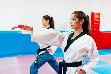 信心韧一种有两个年轻妇女在一培训中心里练习泰拳道图片