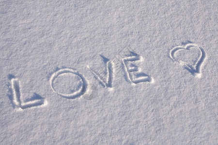 love手写雪地上的love背景