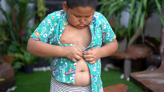 紧的男生亚洲胖子男孩露户紧身衬衫男人图片