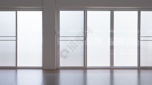 空的里面冷冻玻璃滑动门前面的视图窗门和光反射在空房间瓷砖地板表面上屏幕图片