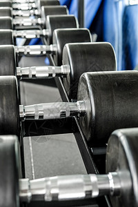 闲暇积极的Fitness设备哑铃重量的近视图像Gym背景泰国图片