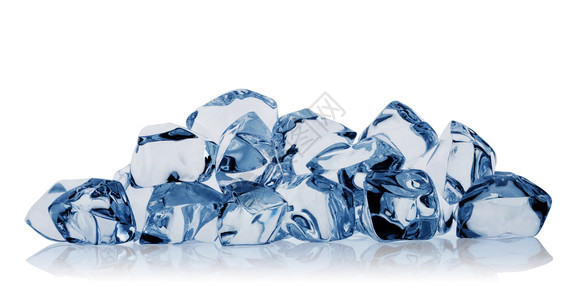 束刷新水晶一堆不同的冰块隔离在白色背景上调在蓝一堆不同的冰块图片