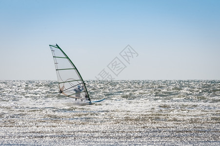 在空海中骑着波浪的风雪地中海骑术水图片