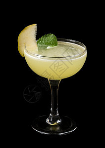 马提尼黑背景的玻璃混合酒精鸡尾庆典茶点图片