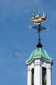 金子旅行血管钟楼顶部的华丽风向标图片