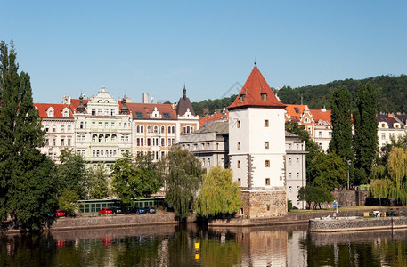 捷克布拉格CharlesBridge附近Vltava河岸边的古老建筑物捷克布拉格城市堤夏天图片
