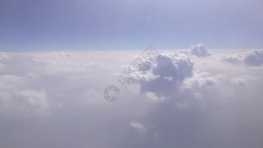 空中角窗口云层的景象天堂积云飞图片