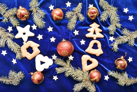 健康云杉圣诞节姜饼蓝葡萄树枝和圣诞装饰品图片