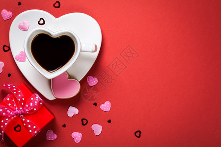 粉色的黑红纸背景色版最佳视图空格上情人节构成配有红礼盒咖啡和以心形状的曲奇饼红咖啡丝带图片