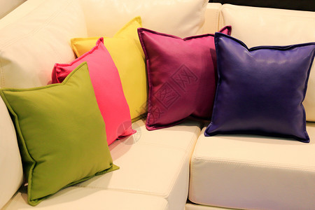 简单皮沙发上不同颜色的枕头水平不同图片
