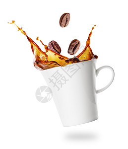 棕色的新鲜灌注咖啡杯从掉落的谷物中喷出一滴水花在白色背景上孤立地隔着一连串咖啡杯从下坠的谷物中喷出一滴水杯子图片