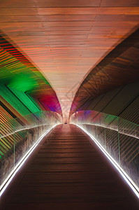 带玻璃和绿光的木桥隧道通走结构体白色的图片