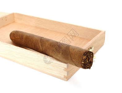 放松大黄雪茄用木箱制成白雪茄享受昂贵的图片